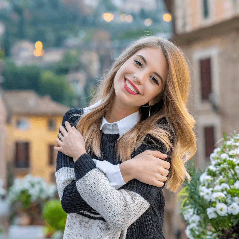 giovane_donna_bionda_che_si_abbraccia_da_sola_e_sorride_41377.png